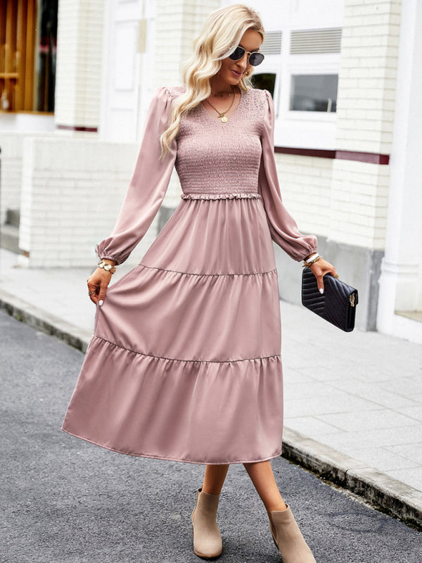 Elegant and elegant dress with ruffles and V-neck